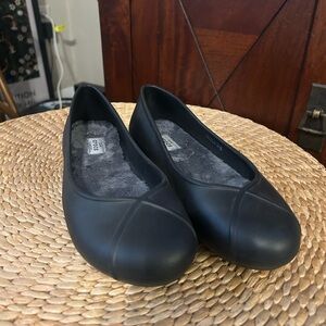 Crocs Olivia II Lined Flats Womens Sz 8 Black Slip On Shoes Faux Fur